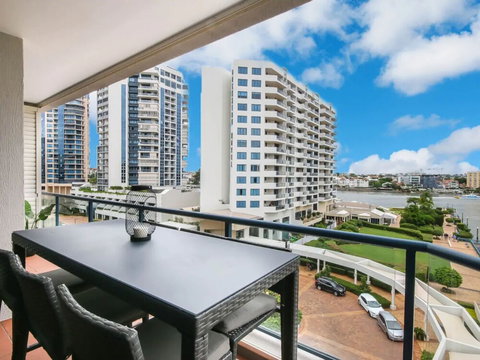 Modern 2 Bedroom River View Apartment In Docklands - Dalby Accommodation 0