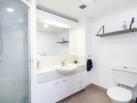 Modern 2 Bedroom River View Apartment In Docklands - Dalby Accommodation 4