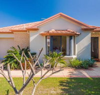 Oceania Cottage LJHooker Yamba - Dalby Accommodation