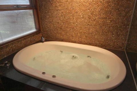 Indulge At Hepburn - Dalby Accommodation 6