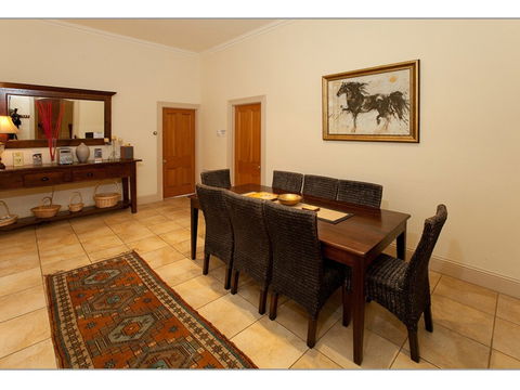 Fairholme Townhouse - Dalby Accommodation 4