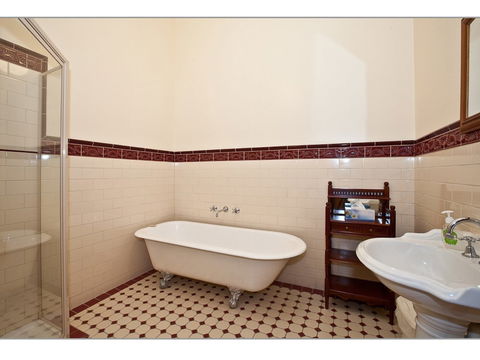 Fairholme Townhouse - Dalby Accommodation 2