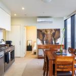ON TOP Of THE WORLD BEST VIEWS In MELBOURNE !! - Dalby Accommodation 0