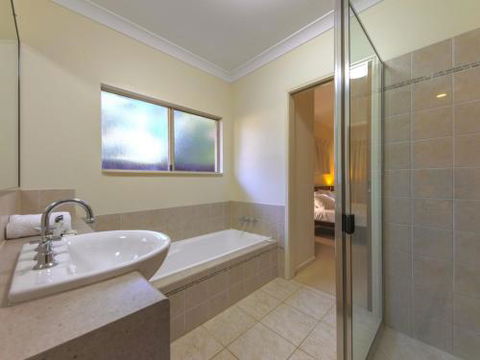 TROPSVILLA At PALM COVE - Dalby Accommodation 3