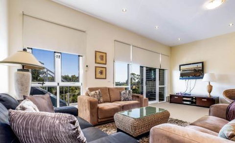 COASTAL SOUL VILLA At BROADBEACH - Dalby Accommodation 5