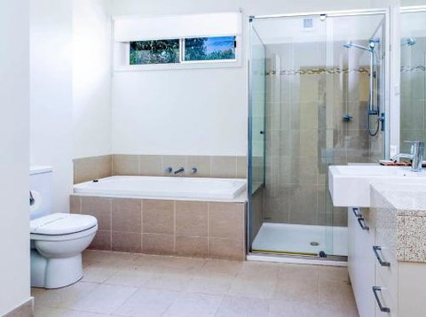 COASTAL SOUL VILLA At BROADBEACH - Dalby Accommodation 4