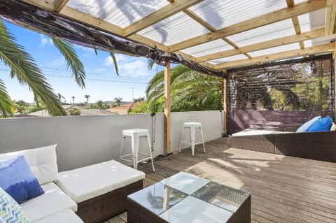 SANTORINI BEACH HOUSE SAFETY BEACH - Dalby Accommodation 3