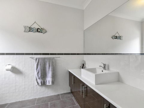 THE LOCH SURFSIDE WIFI NETFLIX PET FRIENDLY (OUTSIDE ONLY) - Dalby Accommodation 5