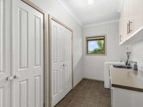 THE LOCH SURFSIDE WIFI NETFLIX PET FRIENDLY (OUTSIDE ONLY) - Dalby Accommodation 3