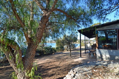 CDC 625 Beach House Incl.rear 2BR Studio - Dalby Accommodation 3