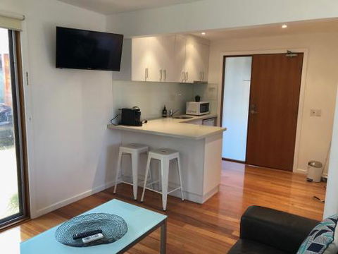 Carinya Coastal Cottage - Dalby Accommodation 2