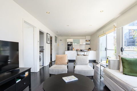 OLIVER Laneway Art Fed Square & Top Restaurants - Dalby Accommodation 4