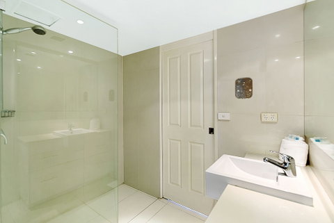 Surfers Century Oceanside Apartments - Dalby Accommodation 4