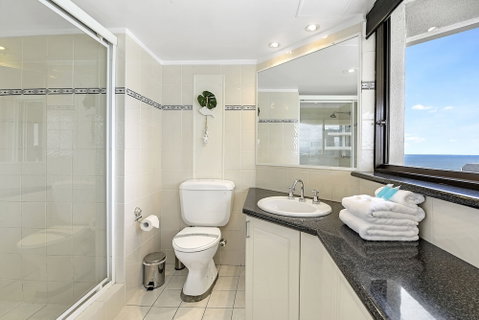 Surfers Century Oceanside Apartments - Dalby Accommodation 6