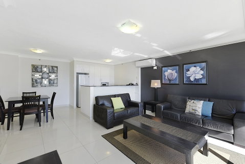 Surfers Century Oceanside Apartments - Dalby Accommodation 5