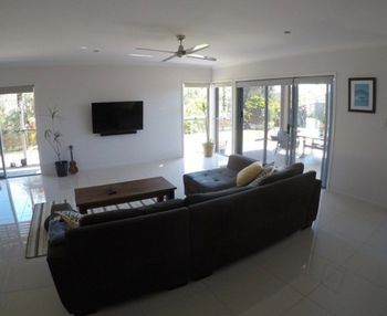 Creekside Family Escape - Dalby Accommodation 6