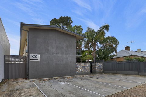 Former Dress Circle Nth Adelaide Apt With Aircon - Dalby Accommodation 0