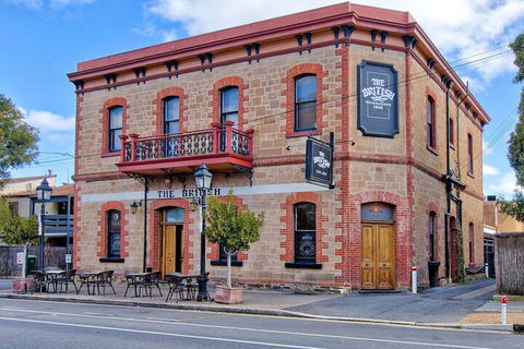 Former Dress Circle Nth Adelaide Apt With Aircon - Dalby Accommodation 1