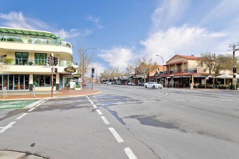 Former Dress Circle Nth Adelaide Apt With Aircon - Dalby Accommodation 4