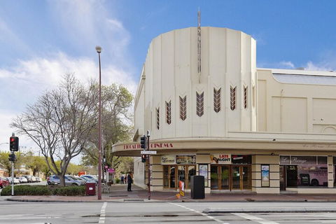 Former Dress Circle Nth Adelaide Apt With Aircon - Dalby Accommodation 2