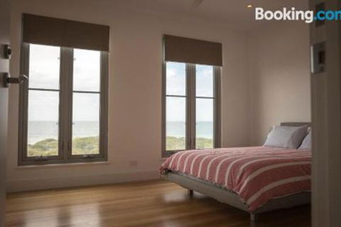 DEstrees Bay Beach House - Dalby Accommodation 6