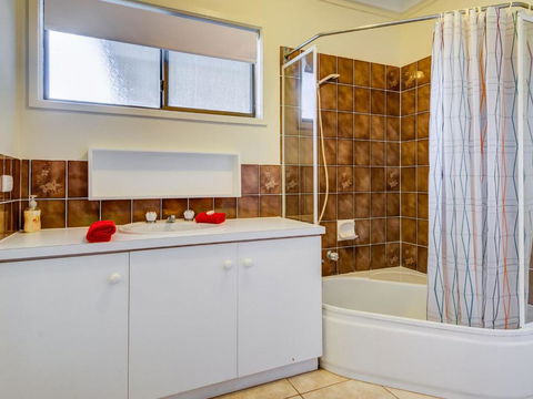 Cuttriss By The Beach - Dalby Accommodation 4