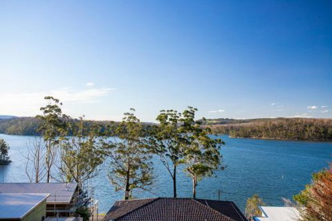 Home On The Water 21 Evans St. Lake Conjola - Dalby Accommodation 1