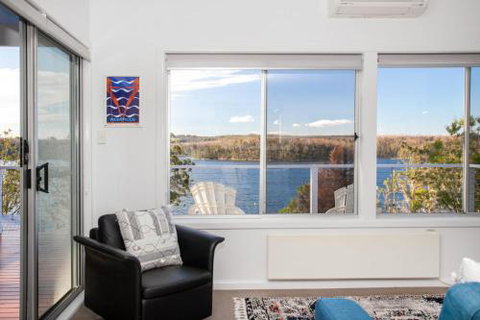 Home On The Water 21 Evans St. Lake Conjola - Dalby Accommodation 5