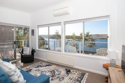Home On The Water 21 Evans St. Lake Conjola - Dalby Accommodation 3