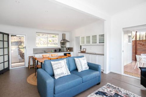 Home On The Water 21 Evans St. Lake Conjola - Dalby Accommodation 4