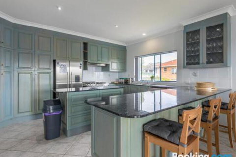 Villa San Gabriel Vincentia Sleeps 14 4pm Check Out Sundays - Dalby Accommodation 1