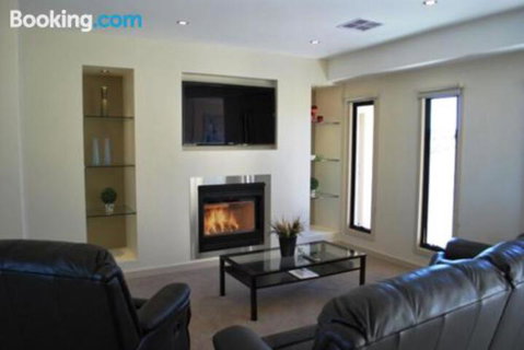 Eagles Nest - Dalby Accommodation 0