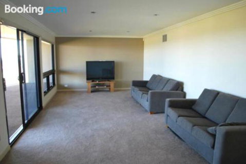 Eagles Nest - Dalby Accommodation 1
