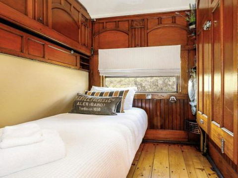 THE ANGAS CARRIAGE Alpine Southern Highlands 4pm Check Out On Sundays - Dalby Accommodation 4