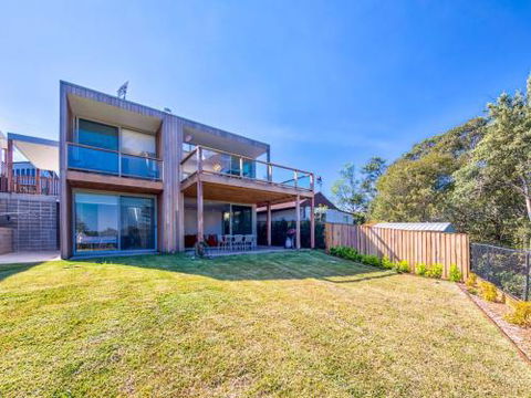 FAIRYTALE Gerroa 4pm Check Out Sundays - Dalby Accommodation 1