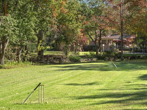 THE ELMS Berry Berry & Surrounds 4pm Check Out Sundays - Dalby Accommodation 5