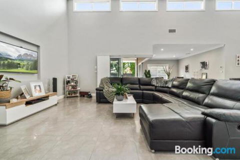 Wentworth Estate 5 Bedroom Luxury Home Sleeps 12 - Dalby Accommodation 3