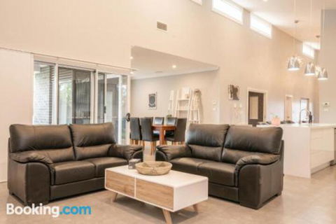 Wentworth Estate 5 Bedroom Luxury Home Sleeps 12 - Dalby Accommodation 4