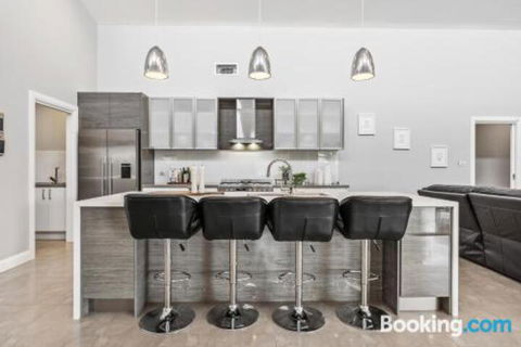 Wentworth Estate 5 Bedroom Luxury Home Sleeps 12 - Dalby Accommodation 2