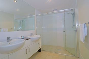 Drift North #2 Swim Up Apartment - Dalby Accommodation 4