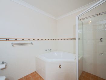 Lagoons Estate 6 Dowling Street - Dalby Accommodation 4