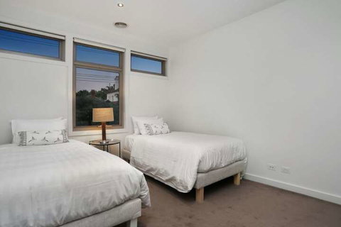 Kew Luxurious Townhouse - Dalby Accommodation 3