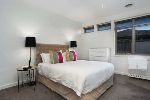 Kew Luxurious Townhouse - Dalby Accommodation 5