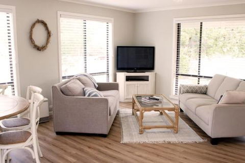 Charlottes Honor River & Golf Cottage - Dalby Accommodation 0