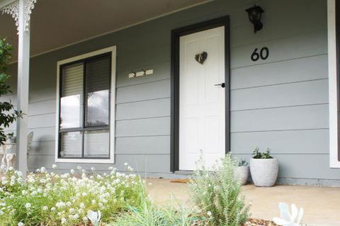 Charlottes Honor River & Golf Cottage - Dalby Accommodation 2
