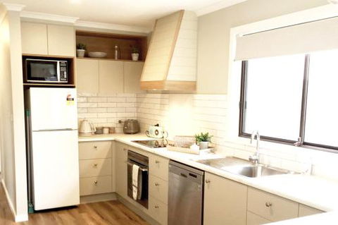 Charlottes Honor River & Golf Cottage - Dalby Accommodation 4