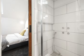 Architects Urban Retreat In Malvern - Dalby Accommodation 3