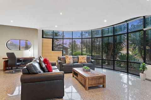 Villa De Marseilles - Melbourne - Dalby Accommodation 3