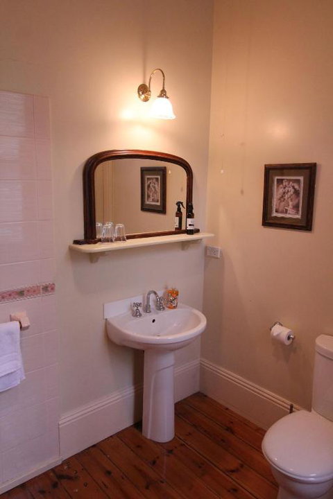 Palm House - Dalby Accommodation 5