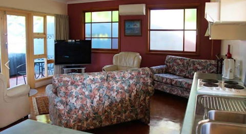 Anchlia Waterfront Cottage - Dalby Accommodation 1